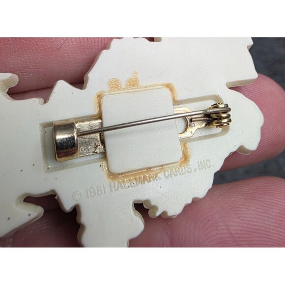 Christmas Kisses Pinback Button Elf Design Hallmark Cards Inc. 1981 Vtg - Picture 4 of 4